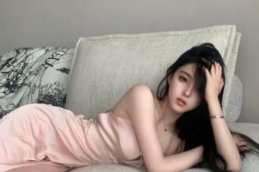 内娱女演员深夜溜进KTV陪酒姿态放低到尘埃